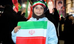 نوجوانان الفبای شیطان‌ستیزی را تمرین می‌کنند