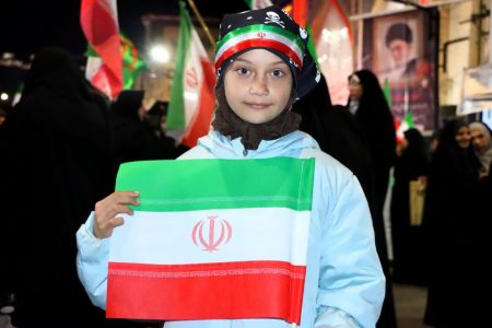 نوجوانان الفبای شیطان‌ستیزی را تمرین می‌کنند