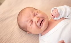 کولیک نوزادان تا 4 ماهگی خودبه‌خود بهبود می‌یابد