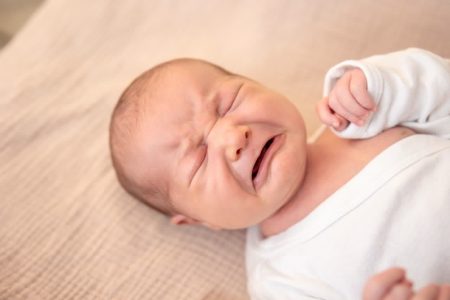 کولیک نوزادان تا 4 ماهگی خودبه‌خود بهبود می‌یابد